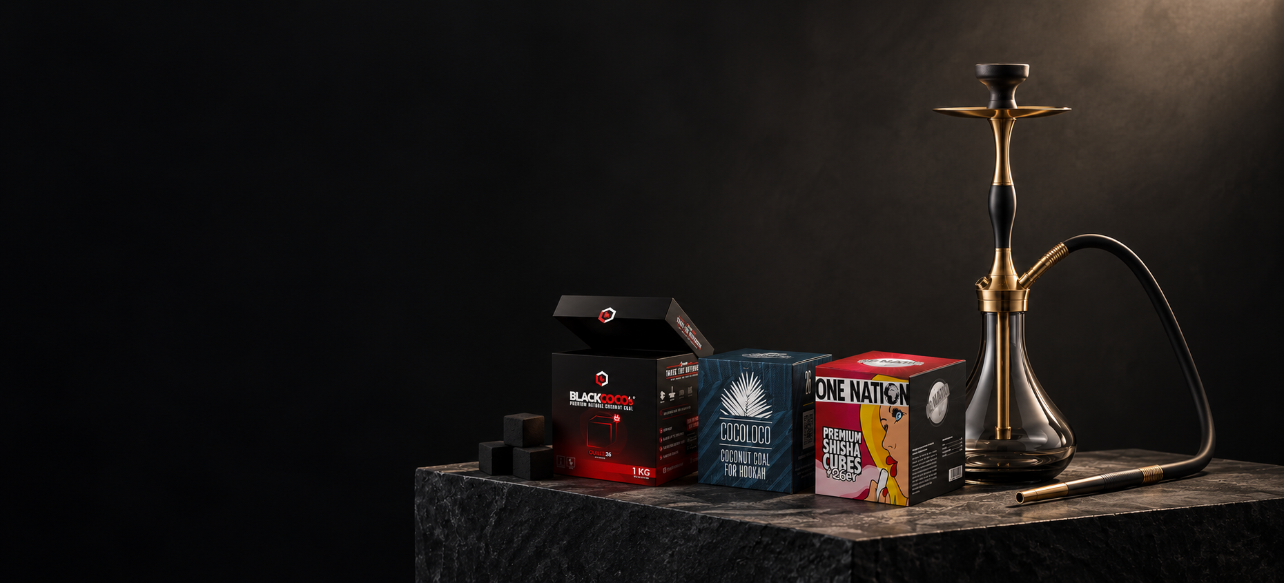 Mat siyah ve altın nargile takımı yanında Black Coco’s, Cocoloco ve One Nation 26 mm kömür kutuları